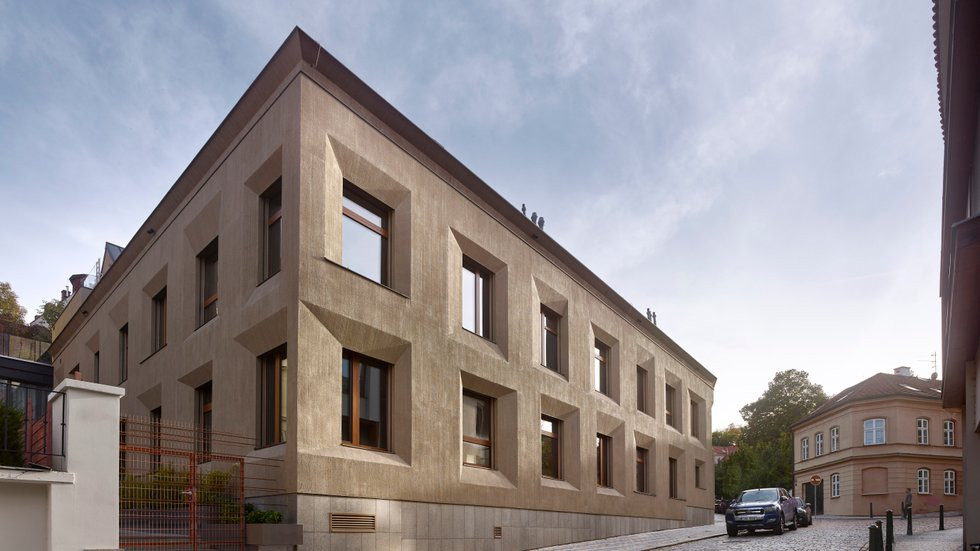 Čtyřpodlažní dům hned při vstupu do Stromovky. Z uličních pohledu je pevný a solidní, do dvora se otevírá velkými proskleními. (Rezidence Gotthardská, Nedvěd Architekti, 2023)