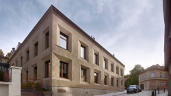 Čtyřpodlažní dům hned při vstupu do Stromovky. Z uličních pohledu je pevný a solidní, do dvora se otevírá velkými proskleními. (Rezidence Gotthardská, Nedvěd Architekti, 2023)