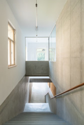 Nový průchod mezi budovou bývalé lázeňské prádelny s kotelnou a Vodoléčebným ústavem (Sluneční lázně v Luhačovicích, TRANSAT architekti)