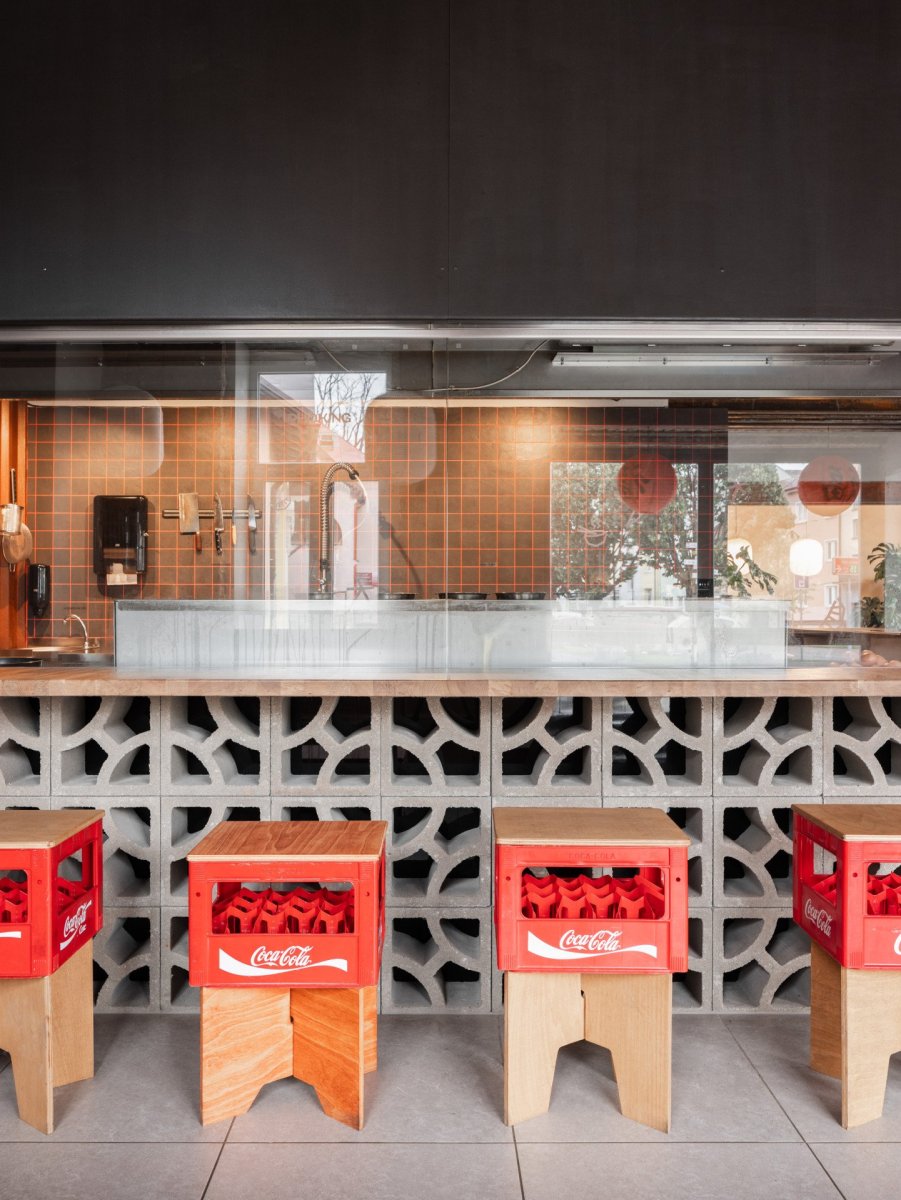 SOA architekti navrhli interiér vietnamské restaurace Pho King v nárožním domě v Popradě.