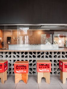 SOA architekti navrhli interiér vietnamské restaurace Pho King v nárožním domě v Popradě.