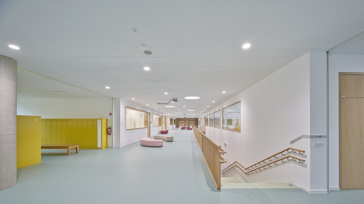Nová škola od studia OVA architekti je v Berouně. (Nová škola Via v Berouně; OVA )
