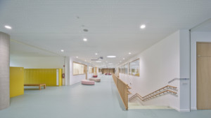 Nová škola od studia OVA architekti je v Berouně. (Nová škola Via v Berouně; OVA )