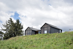 Modulární dvojdům od architekta jménem Rubén Gómez Gañán v Kolumbii