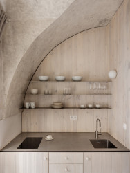 V bývalém františkánském klášteře se snoubí řada funkcí, včetně těch ubytovacích. Ateliér Sadovsky & Architects sem navrhl několik apartmánů, za které dostal cenu v kategorii fenomén architektury. (Apartmány v klášteře Rožňava, Sadovsky & Architects)