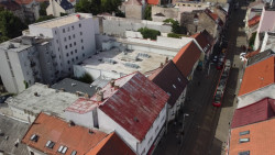 Novostavba bytového domu Zelený dvor citlivě doplňuje historickou strukturu Starého Mesta a přináší moderní městské bydlení ve vnitrobloku.