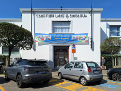 Modernistické sportoviště hned vedle pomníku