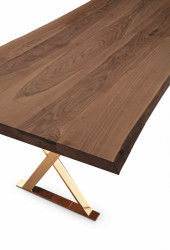 Konsepti vybralo inspirativní kolekce z milánského veletrhu Salone del Mobile. (na obrázku speciální edice ikonického stolu Pathos 50 od značky Maxalto)