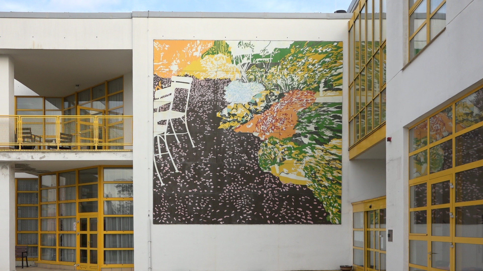 „Domov důchodců tehdy bylo ošklivé slovo, proto jsme tomu začali říkat geriatrický komplex," vzpomíná Jan Línek na dobu, kdy s Vladem Milunićem pracovali na svém vůbec prvním samostatném projektu. Jejich cílem bylo vnést do budovy individualitu, která do té doby v podobných zařízeních chyběla. V areálu se proto objevila i výtvarná díla jako tento obraz od Josefa Mžyka nebo sochařský Zvěrokruh od Karla Nepraše.