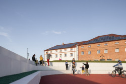 Revitalizace areálu kasáren ve Vysokém Mýtě, Barbora Srpková, Martin Lukáč: Současně jsou přirozenou bariérou jak pro letící míče, tak hluk