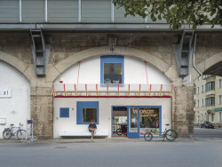 Bogen 131 Bicycle Shop je malý projekt tří architektů Davida Finka, Lukase Finka a Tobiase Finka. Vznikl jako součást starého železničního viaduktu a má inspirovat k využití potenciálně nejdelší stavby v Innsbrucku.