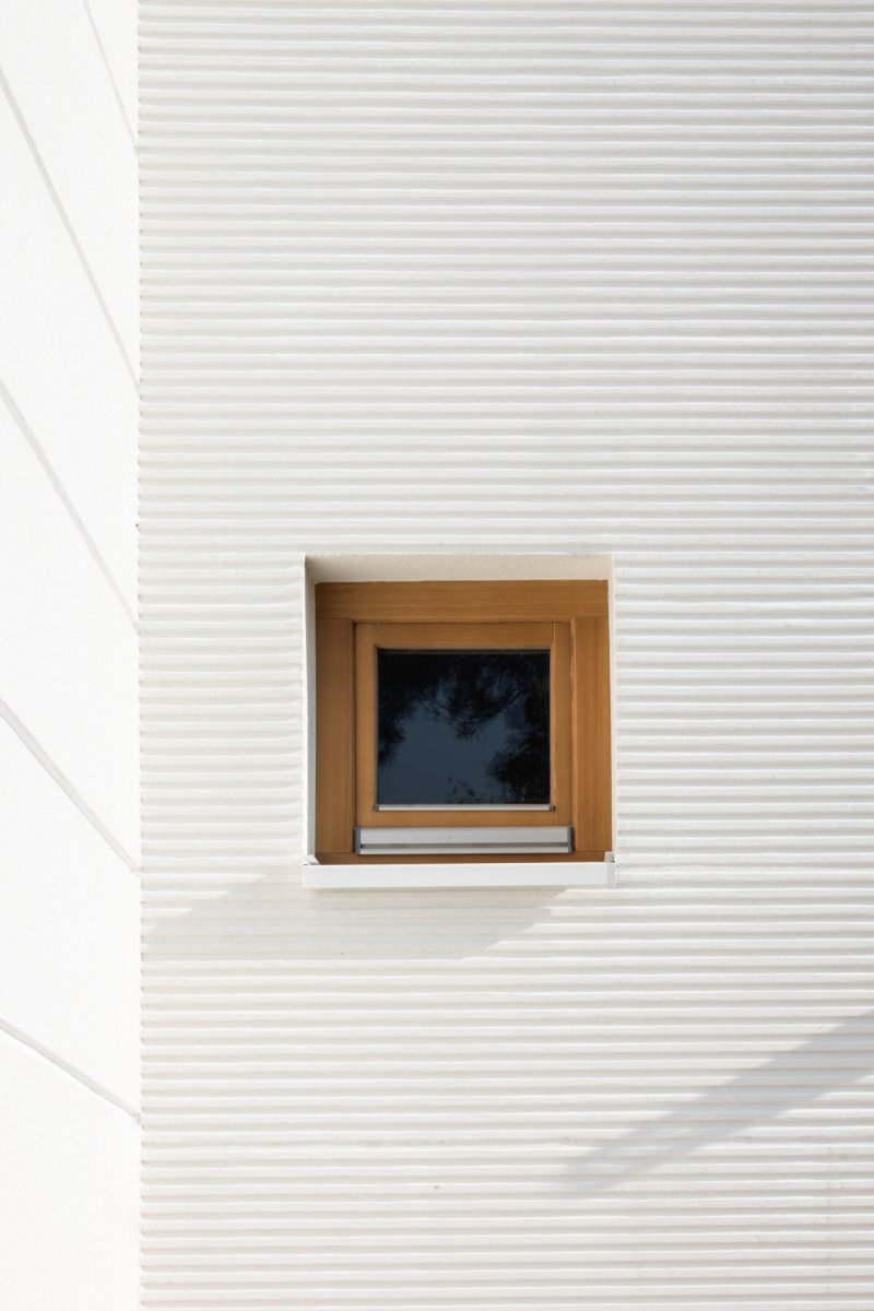 Rekonstrukce mateřské školy Polánka, ateliér CL3: Architekti budově záměrně zachovali její tradiční podobu, nově ji však podtrhli rastry profilací v omítce