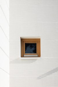 Rekonstrukce mateřské školy Polánka, ateliér CL3: Architekti budově záměrně zachovali její tradiční podobu, nově ji však podtrhli rastry profilací v omítce