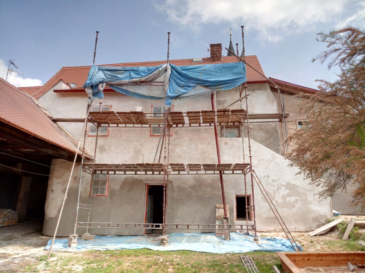 Fasáda byla postupně zarovnána (Rekonstrukce historického domu v Šatově, Hlinaři)