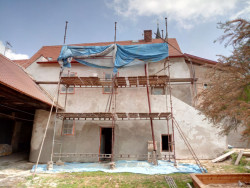 Fasáda byla postupně zarovnána (Rekonstrukce historického domu v Šatově, Hlinaři)