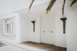 Na Lanzarote totiž platí přísné regulativy, týkají se výšky a hustoty zástavby a taky barevnosti. (Villa Amonita na Lanzarote, OOOOX)