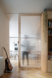 Rekonstrukce bytu v Praze-Bubenči, Papundekl architekti: Umožňují tak dělit nebo propojovat jednotlivé prostory