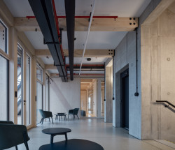 Sídlo Kloboucké lesní v Brumově-Bylnici od studia Mjölk