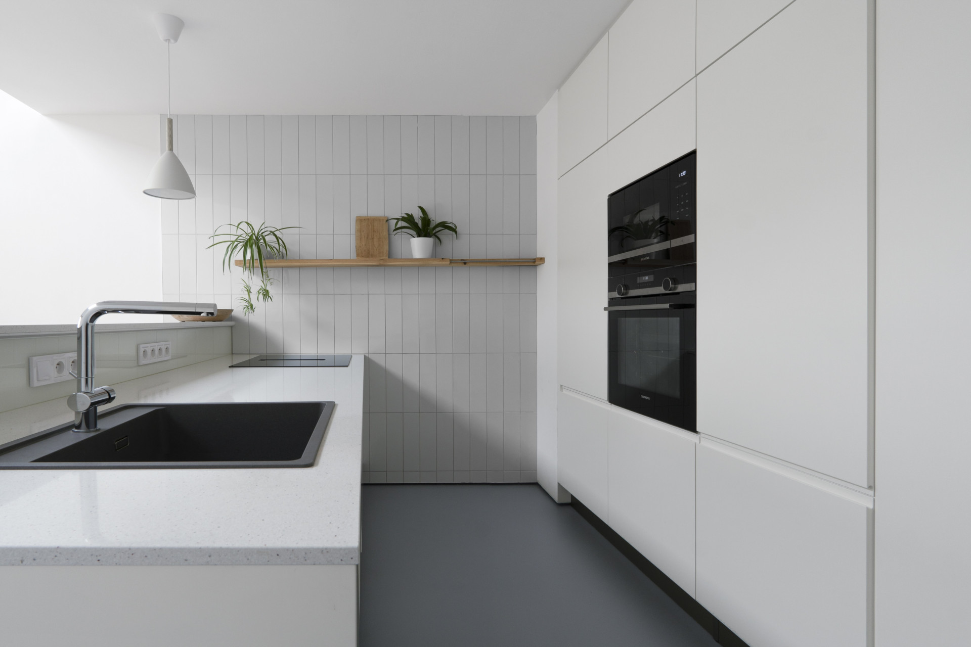 Pohled do kuchyně (Rodinný dům v Senici na Hané, TŘI.ČTRNÁCT architekti)