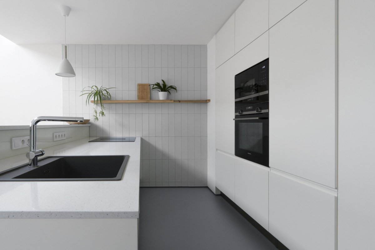 Pohled do kuchyně (Rodinný dům v Senici na Hané, TŘI.ČTRNÁCT architekti)