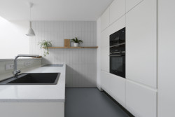 Pohled do kuchyně (Rodinný dům v Senici na Hané, TŘI.ČTRNÁCT architekti)