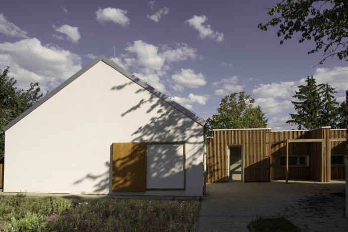 V malé vesnici na západě Slovensko stojí nově zrealizovaný dvojdům pro zdravotně a mentálně znevýhodněné navržený architekty z ateliéru A33