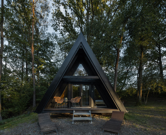 Aleš Polák si v jižních Čechách postavil chatu u rybníka. Je postavena ze dřeva, které vysázel jeho dědeček.