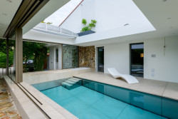 Bazén se zvedacím dnem. Prostor pro plavání, odpočinek i posezení v jednom.