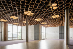 Foyer, stejně jako hlavní sál a další prostory komplexu, bylo navrženy jako komplexní autorské dílo vybavené na míru řešenými prvky a mobiliářem. Před demolicí se tyto prostory nacházely v nadstandardně dochovaném původním stavu.