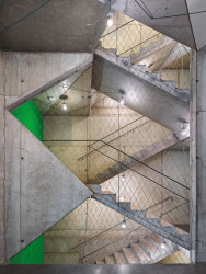 Zde se firma Hinton vypořádala s obvyklými prvky současné architektury - například uvnitř i na fasádě provést prvotřídní pohledový beton.