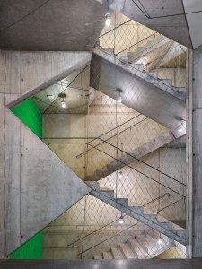 Zde se firma Hinton vypořádala s obvyklými prvky současné architektury - například uvnitř i na fasádě provést prvotřídní pohledový beton.