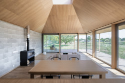 Rodinný dům od z pera architekta Tomáše Šeba a studia ROAR ve slovenské vesnici Palárikovo