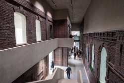 Revitalizace bývalé budovy jatek na galerii PLATO od polského ateliéru KWK Promes