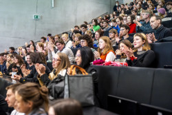 Dnes, v pondělí 18. listopadu se můžeme těšit na Bruselského hosta Maartena Gielena, který promluví o svém kolektivu Rotor.