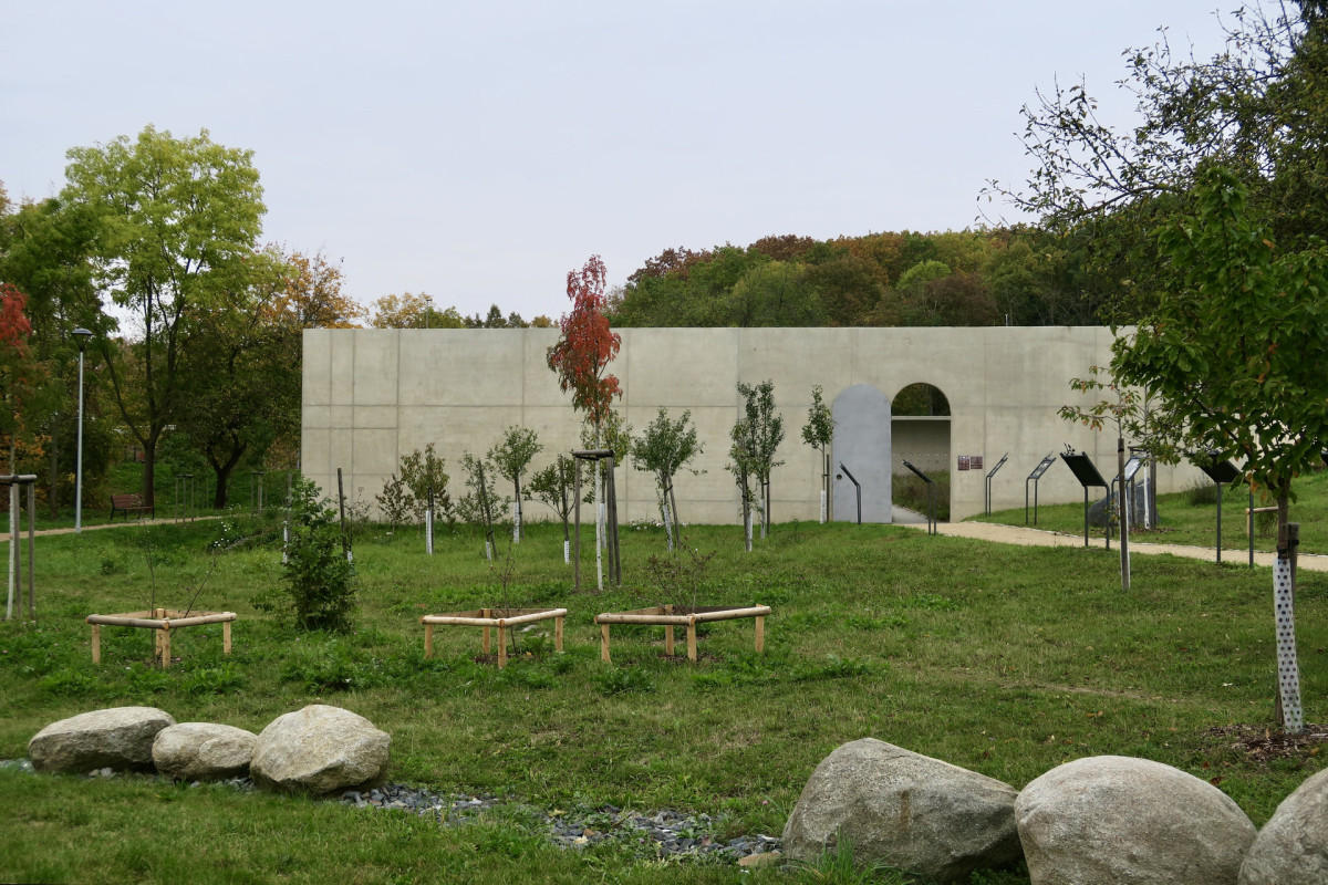 Při hřbitově městská část buduje park, zatím je ho jen část a zbytek je ne moc přívětivá louka, která čeká na zvelebení. (Rozšíření hřbitova v Hostivaři; Fertyk, BAKYTA)