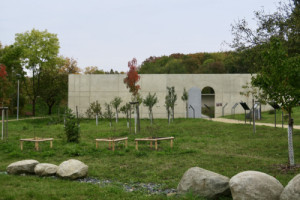 Při hřbitově městská část buduje park, zatím je ho jen část a zbytek je ne moc přívětivá louka, která čeká na zvelebení. (Rozšíření hřbitova v Hostivaři; Fertyk, BAKYTA)
