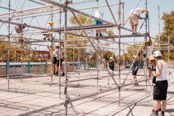 Před začátkem akce postavili organizátoři konstrukci z lešení, pod ní následně probíhaly worshopy.