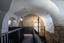 Expozice Skrytý středověk na zámku Bílovec, opus architekti: „Název expozice Skrytý středověk má v návštěvníkovi evokovat cestu, kterou podstoupí, chce-li odhalit dějiny místa vzdálené několik staletí, která ale do dnešních dnů zanechala otisk v bíloveckém zámku," popisují autoři.