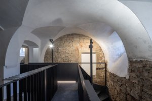 Expozice Skrytý středověk na zámku Bílovec, opus architekti: „Název expozice Skrytý středověk má v návštěvníkovi evokovat cestu, kterou podstoupí, chce-li odhalit dějiny místa vzdálené několik staletí, která ale do dnešních dnů zanechala otisk v bíloveckém zámku," popisují autoři.