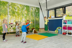 Modulární  Anglicko - česká mateřská školka Teddy Bear ve Vsetíně: Centrální prostor pro hrátky dětí umožňuje flexibilní prostorová řešení