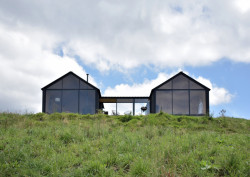 Modulární dvojdům od architekta jménem Rubén Gómez Gañán v Kolumbii