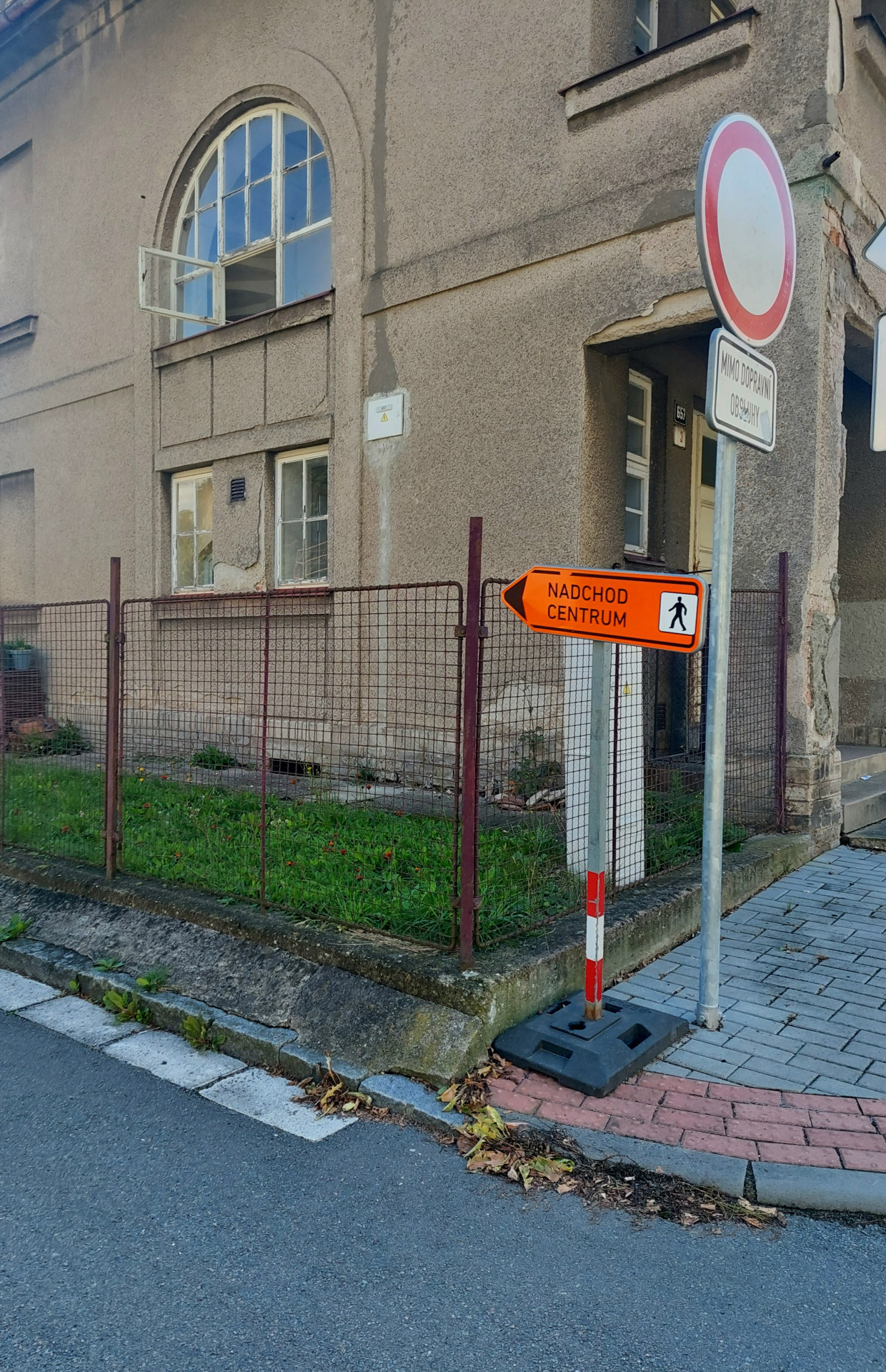 Lávka v Litomyšli od EHL & KOUMAR ARCHITEKTI: Kam za lávkou vám poradí směrovka