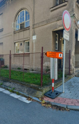 Lávka v Litomyšli od EHL & KOUMAR ARCHITEKTI: Kam za lávkou vám poradí směrovka