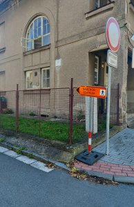 Lávka v Litomyšli od EHL & KOUMAR ARCHITEKTI: Kam za lávkou vám poradí směrovka