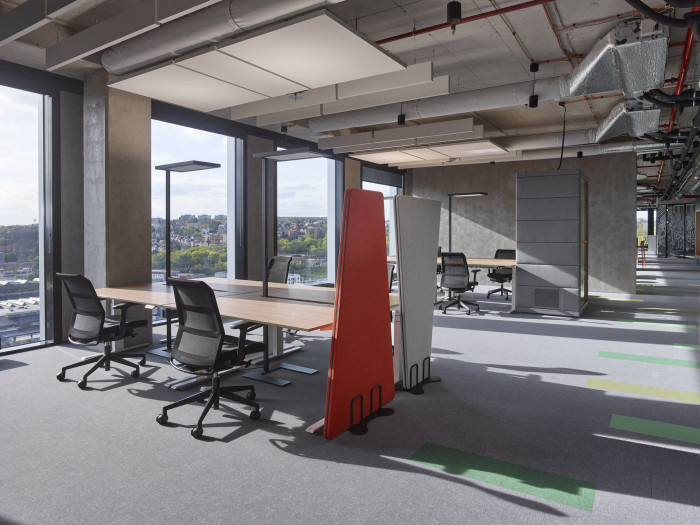 Součástí výškově nastavitelného stolu SETUP mohou být i paravány pro větší oddělení pracovních míst i hluku.