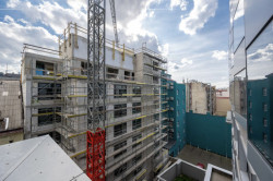 Stropy objektu jsou železobetonové monolitické, stejně jako stěny v 1. až 3. nadzemním podlaží. Výše jsou pak vyzdívané z pórobetonových tvárnic Ytong Jumbo a vápenopískových tvárnic Silka Tempo.