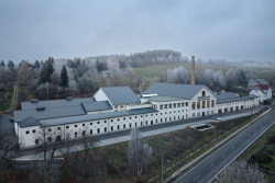 Při cestě Jabloncem nad Nisou směrem na Harrachov se přímo u silnice rozprostírá bývalá sklárna z přelomu devatenáctého a dvacátého století. Nyní Museum Na cestě. (Automoto muzeum v Lučanech nad Nisou, studio ARCHIDEE, architekt Ondřej Novosad)