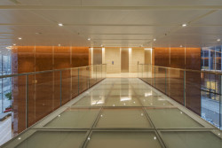 Jádro věže je skryté za masivním kamenem, který dodává charisma lobby.