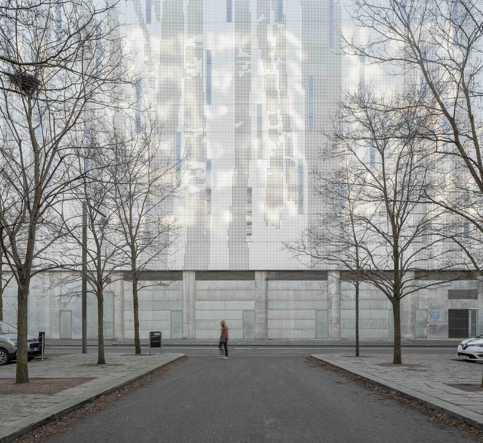 Světlá fasáda s perforováním umožňuje přísun denního světla dovnitř objektu. Směrem do vnitrobloku se má ozelenit a vytvořit tak příjemnější prostor pro lidi žijící v sousedství.