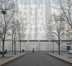 Světlá fasáda s perforováním umožňuje přísun denního světla dovnitř objektu. Směrem do vnitrobloku se má ozelenit a vytvořit tak příjemnější prostor pro lidi žijící v sousedství.